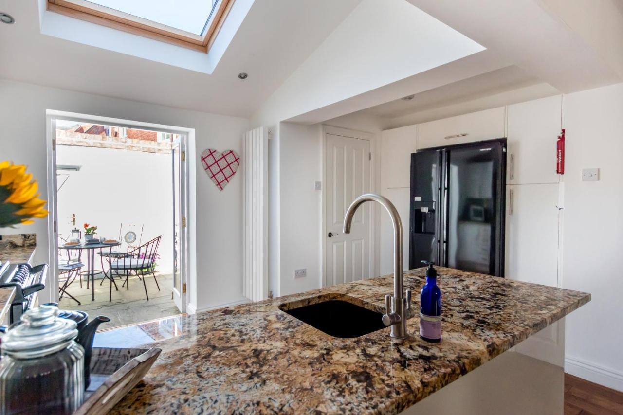48 Fairfax Street Villa Йорк Екстериор снимка