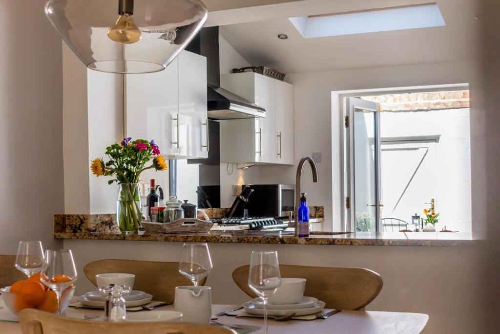 48 Fairfax Street Villa Йорк Екстериор снимка